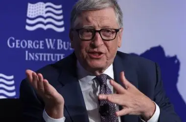Bill Gates prevê futuro com inteligência artificial gratuita para todos, transformando a humanidade