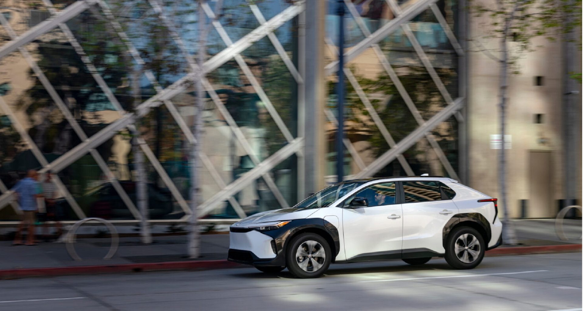 Toyota acelera: 15 modelos elétricos e meta de 1 milhão de unidades até 2027