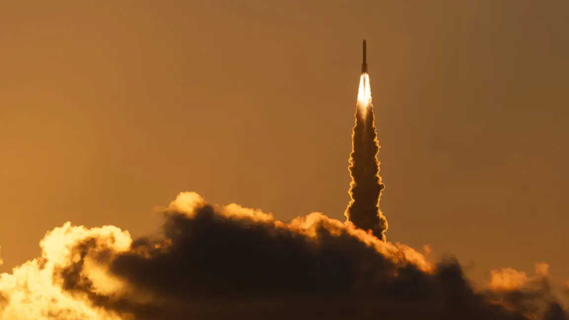 Satélite militar que aguardava lançamento com ULA agora vai decolar com a SpaceX