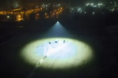 Drone "Sol Voador" ilumina noite como dia com facho de luz equivalente a 300 mil lâmpadas