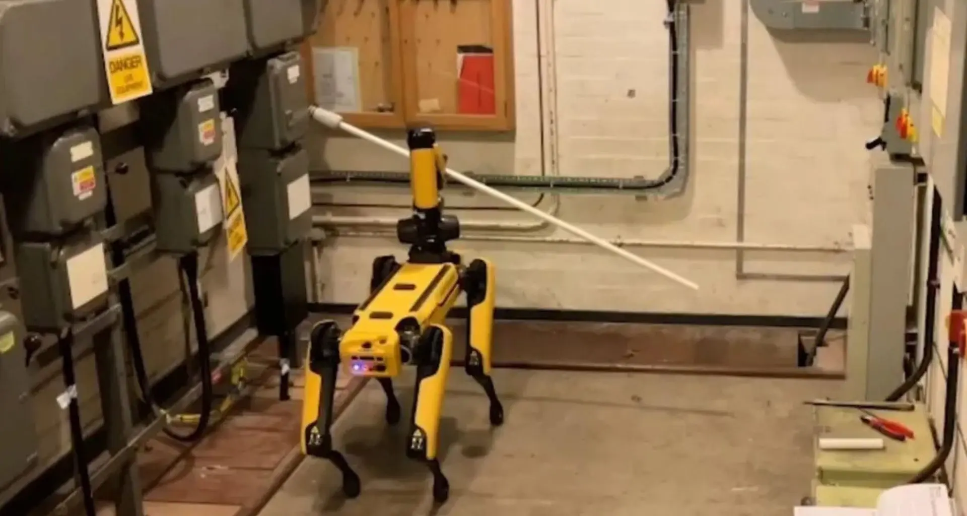 Cachorro robô reativa guindaste usado em lixo radioativo em usina nuclear