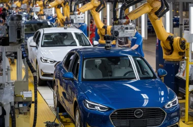 Impacto da IA na indústria automotiva gera economia significativa por meio da otimização de processos e automação.