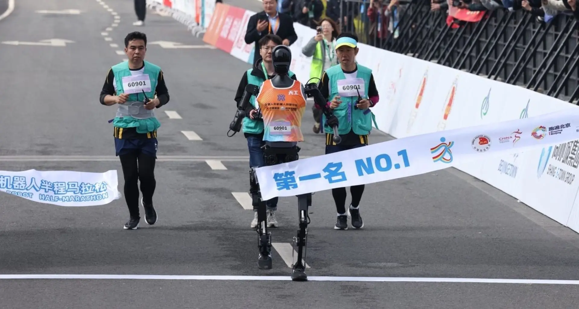 Chineses vencem 1ª maratona humanos x robôs do mundo com 'Tiangong Ultra'