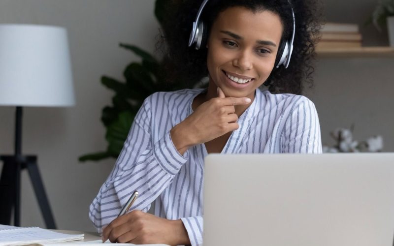 Microsoft oferece cursos grátis de Inteligência Artificial e Engenharia de Dados para brasileiros. Inscreva-se já!