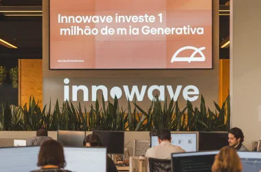 # InnoWave investe 1 milhão de euros em IA Generativa A InnoWave anuncia investimento significativo em inteligência artificial, com meta ambiciosa de alcançar faturamento de 50 milhões de euros até 2028. O plano NEXT visa integrar IA em todos os serviços da empresa, desenvolvendo soluções inovadoras como a plataforma AgentWave. ### Destaques Financeiros: - Investimento inicial: 1 milhão de euros - Meta de faturamento 2028: 50