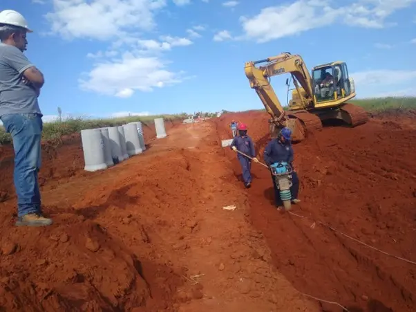 Luan de Oliveira: engenheiro brasileiro revoluciona obras no país com projetos inovadores e sustentáveis.