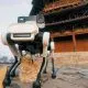 Cão robô com 6 patas e inteligência artificial faz a guarda do templo mais antigo de madeira da China
