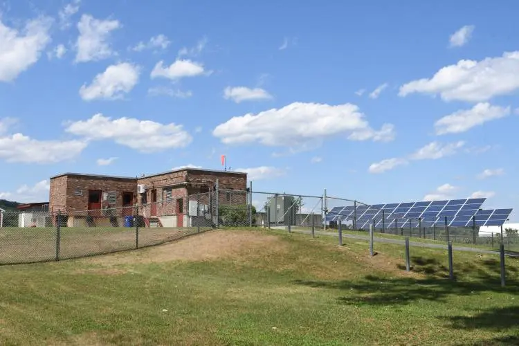 Cidade planeja modernizar estação de tratamento de esgoto em fases para melhorar saneamento básico