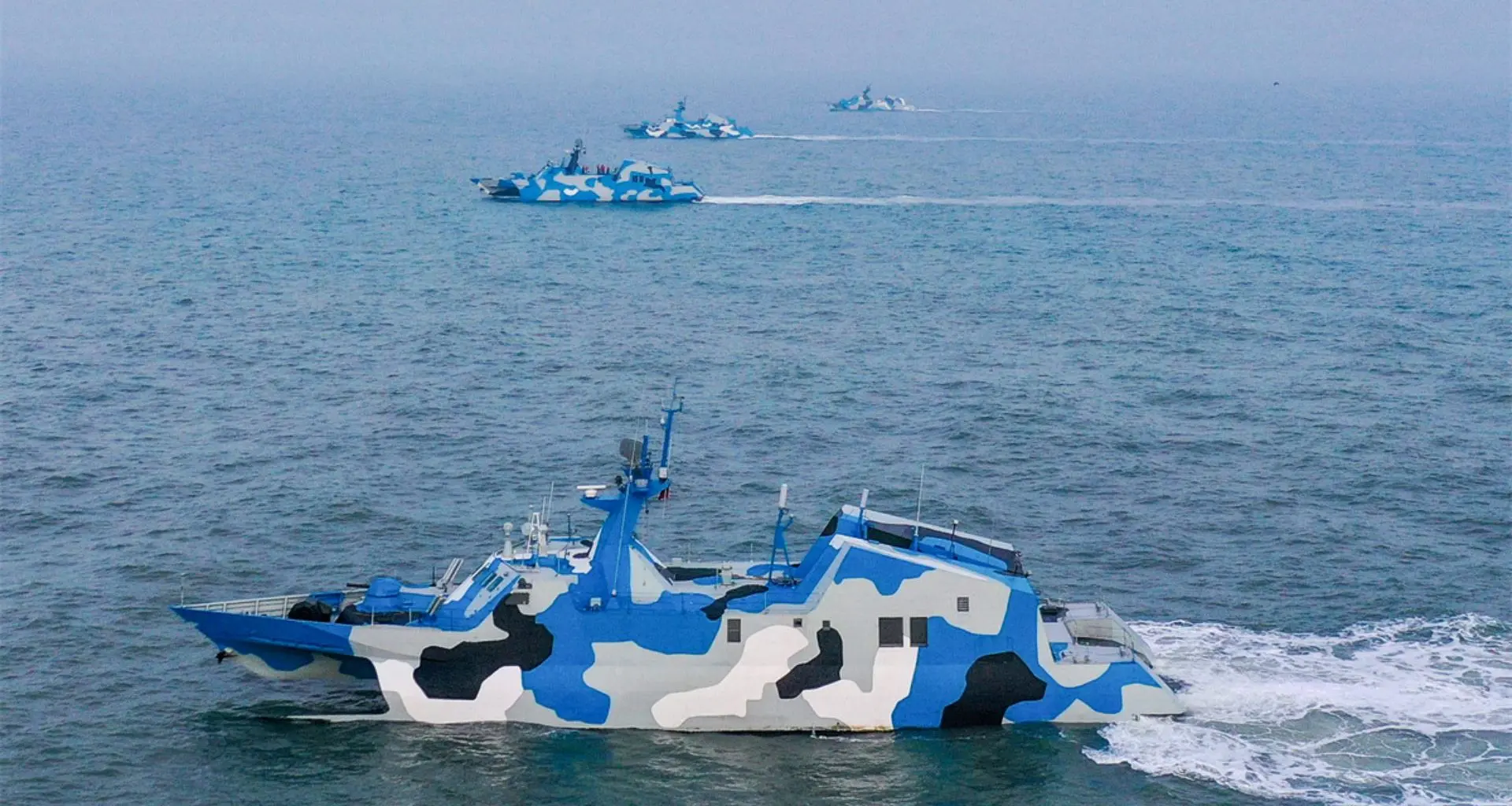 China lança barcos pequenos com mísseis de 200 toneladas para combater navios americanos de 10 mil toneladas