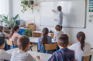👉 Análise do Programa de Empreendedorismo em Engenharia OERN e UPTEC unem forças para capacitar profissionais de engenharia em inovação e negócios. O programa, que começa em janeiro de 2025, combina aulas presenciais e online, com mentoria especializada. As parcerias com empresas como A400, BIMMS, PROEF e REIFY trazem desafios reais do mercado. O curso aborda temas como Inteligência Artificial, gestão de projetos e ot