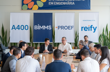 ## Parceria Estratégica entre Academia e Indústria O Programa de Empreendedorismo em Engenharia é resultado da colaboração entre a Ordem dos Engenheiros - Região Norte (OERN) e o UPTEC - Parque de Ciência e Tecnologia da Universidade do Porto, visando integrar competências técnicas e empreendedoras. A iniciativa conta com empresas parceiras como A400, BIMMS, PROEF e REIFY, que apresentam desafios reais para contextualizar o treinamento. ##