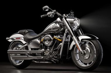 Harley lança Fat Boy Ghost de 100cv com motor de 1.917cc que deixa motociclistas brasileiros de queixo caído