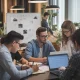 **Programa de Empreendedorismo em Engenharia inova com aprendizado baseado em desafios reais** O programa, desenvolvido em Porto (Portugal), conecta engenheiros a empresas através de casos práticos, unindo academia e mercado em um formato inovador de capacitação profissional.