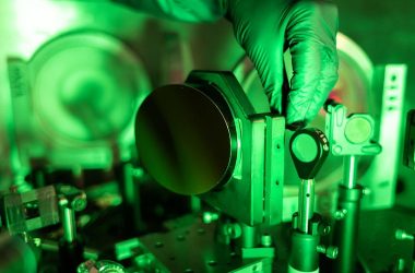 Zeus: Laser mais potente do mundo nos EUA gera energia 100x maior que toda produção global de eletricidade
