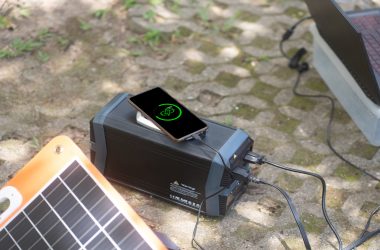 Bateria solar sem metal guarda energia por 2 dias mantendo 90% da carga