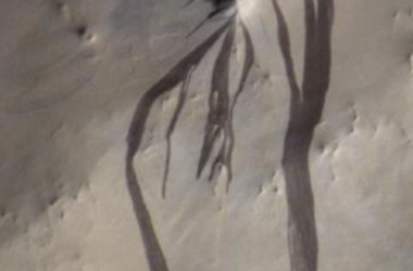 Novo estudo revela: cientistas erraram sobre as misteriosas manchas escuras em Marte
