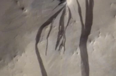 Novo estudo revela: cientistas erraram sobre as misteriosas manchas escuras em Marte