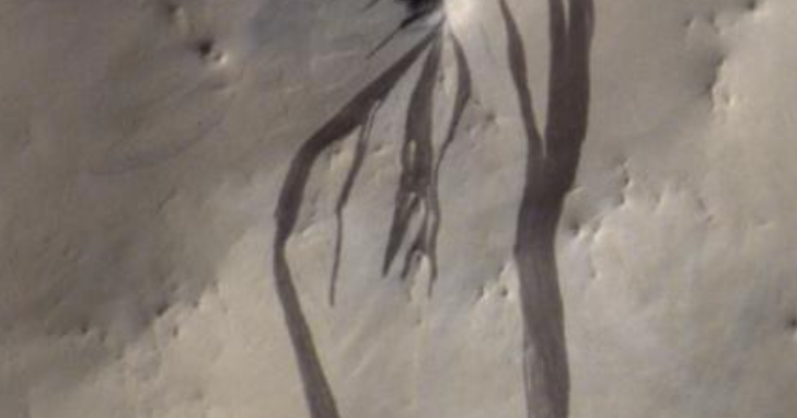 Novo estudo revela: cientistas erraram sobre as misteriosas manchas escuras em Marte