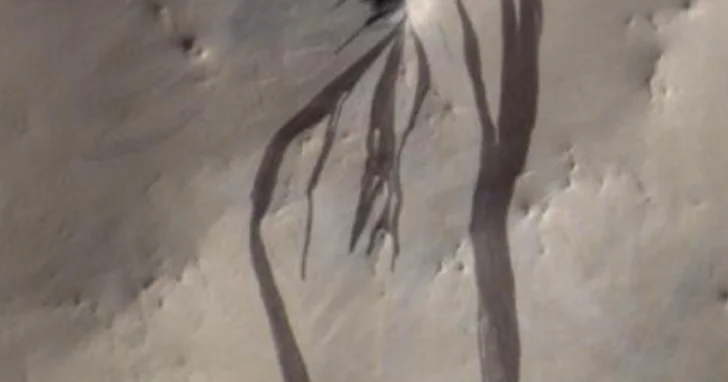 Novo estudo revela: cientistas erraram sobre as misteriosas manchas escuras em Marte
