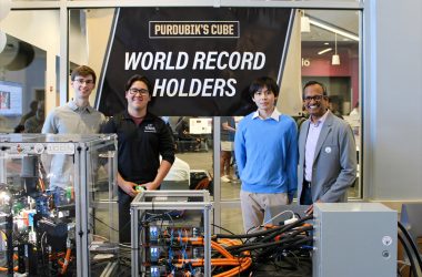 Estudantes quebram recorde mundial com robô que resolve cubo mágico em velocidade impressionante