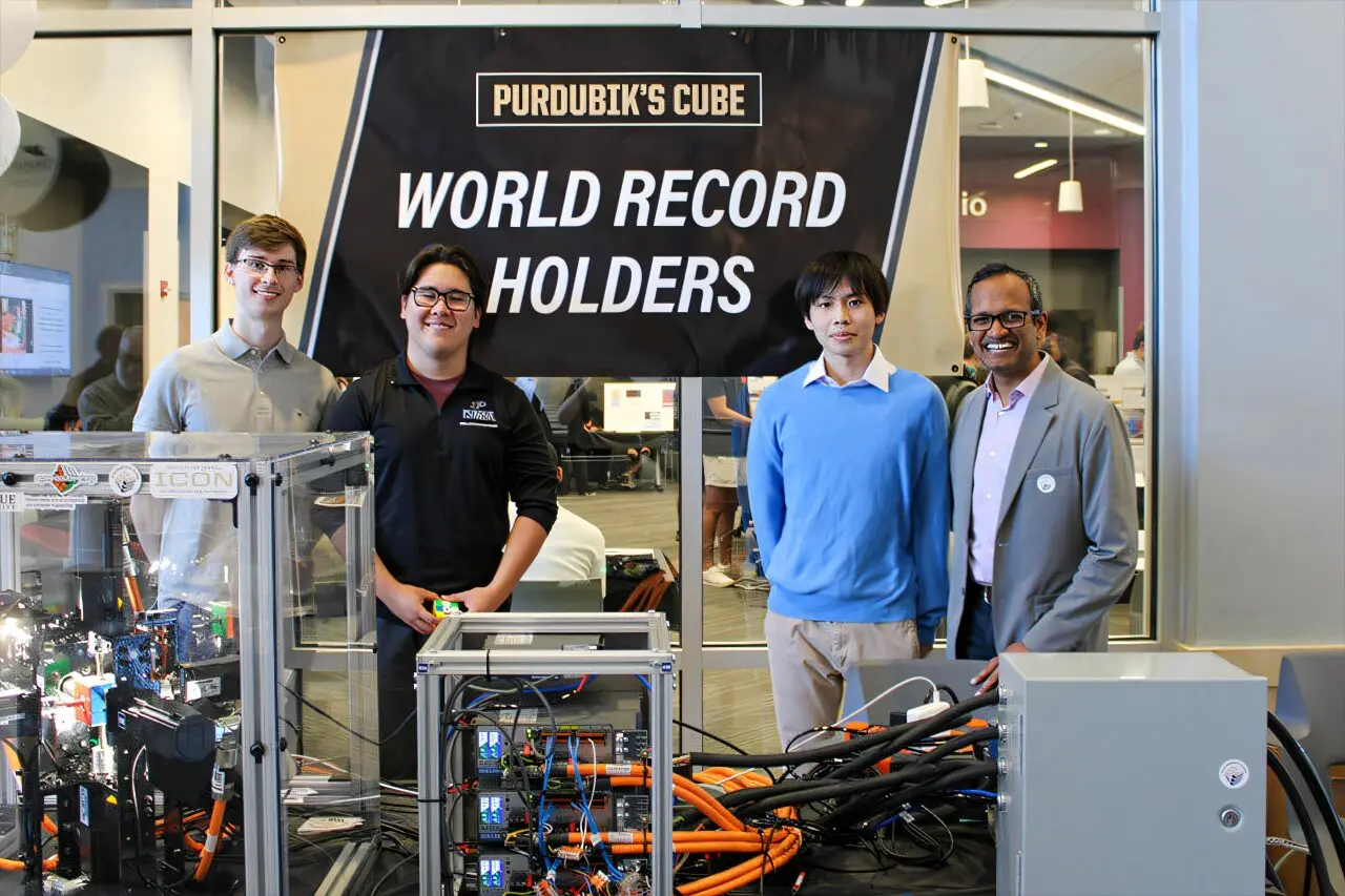 Estudantes quebram recorde mundial com robô que resolve cubo mágico em velocidade impressionante