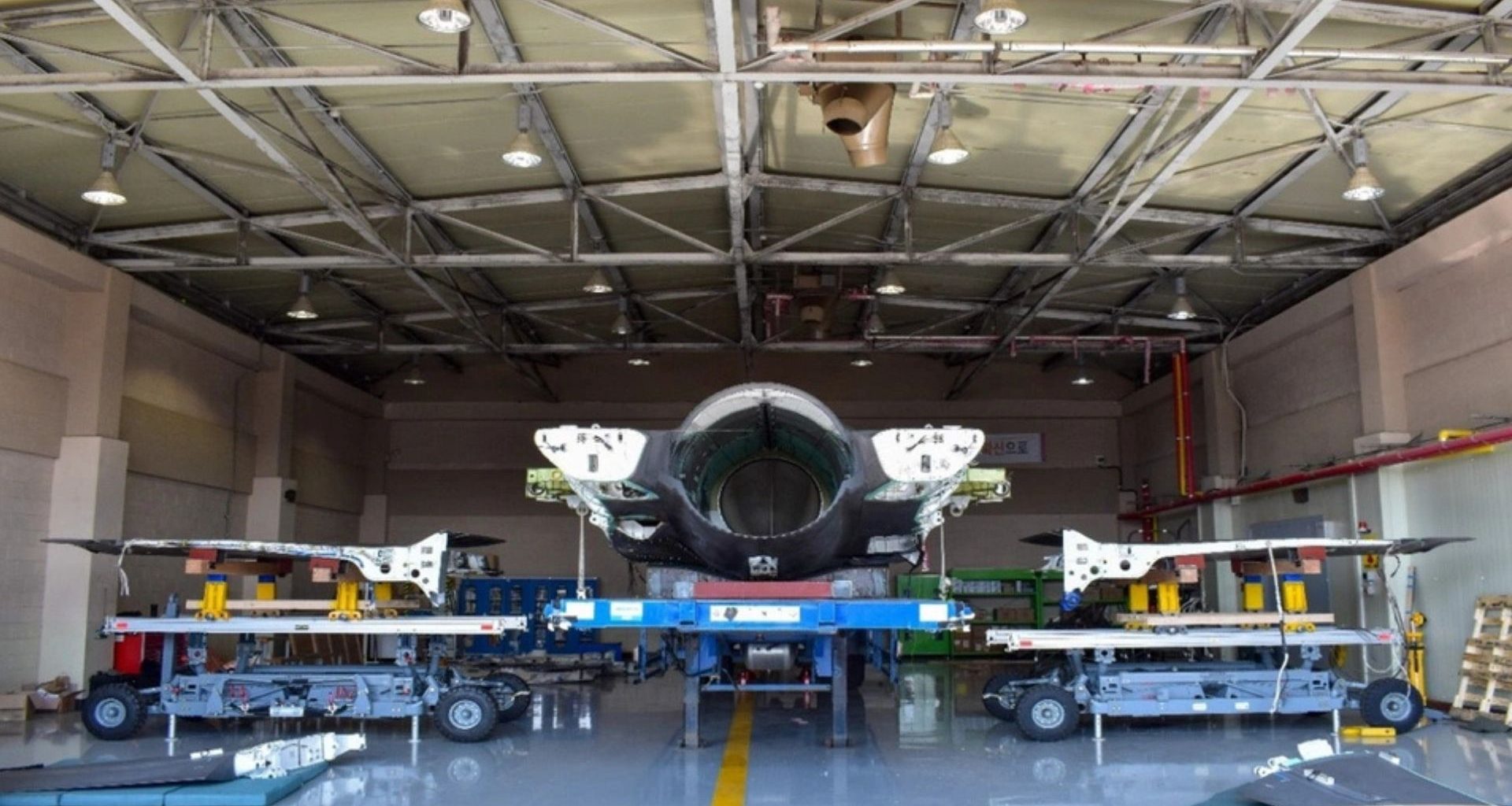 Primeira troca de asa do F-35 salva jato danificado após pouso de barriga na Coreia