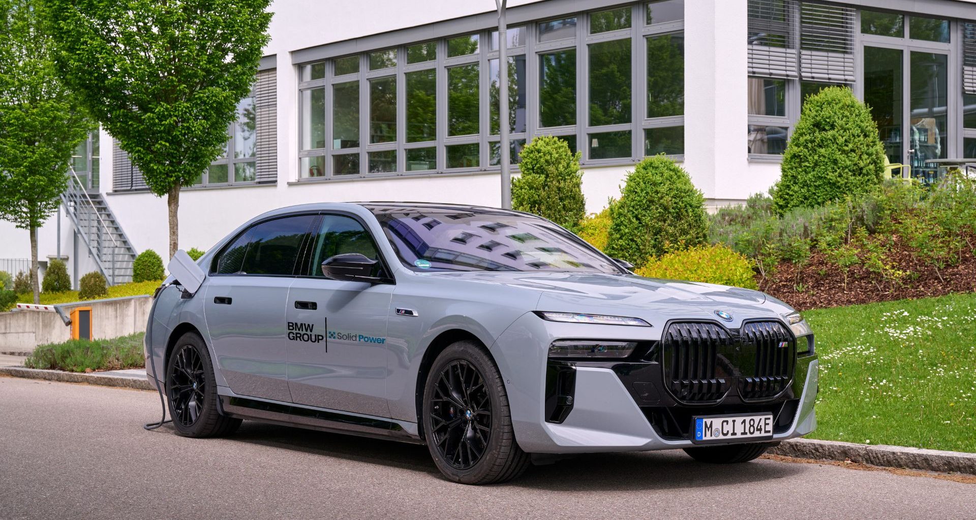 BMW testa bateria inovadora de estado sólido para aumentar autonomia do carro elétrico i7