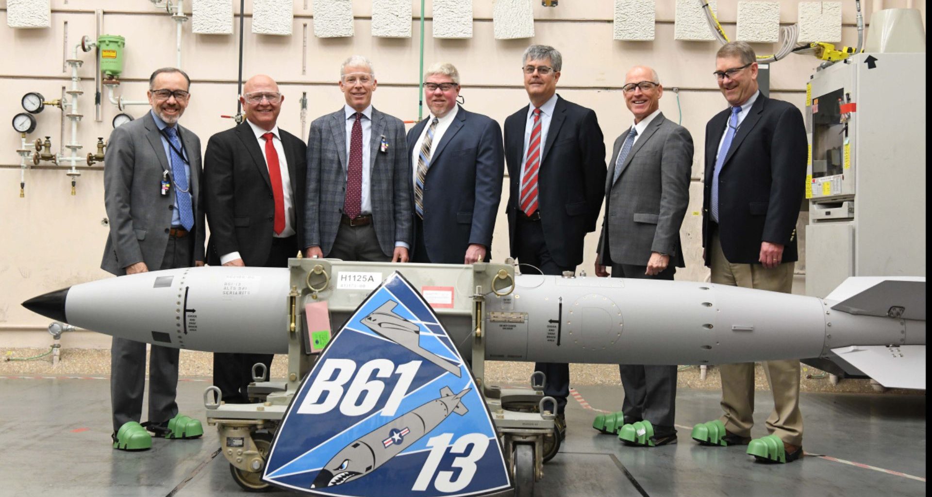 🇺🇸 EUA turbina bombardeiro com super arma nuclear de 360 mil toneladas: bomba B61-13 é a mais potente