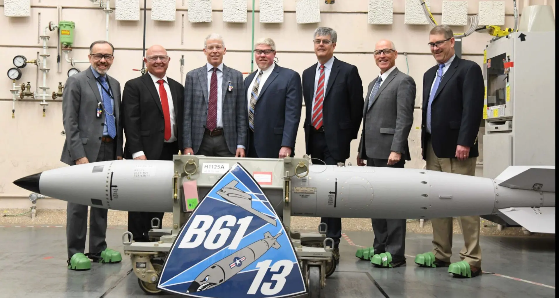 🇺🇸 EUA turbina bombardeiro com super arma nuclear de 360 mil toneladas: bomba B61-13 é a mais potente