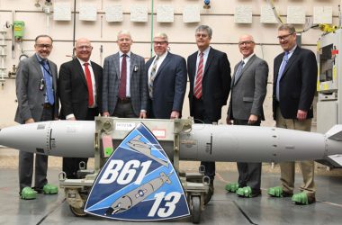 🇺🇸 EUA turbina bombardeiro com super arma nuclear de 360 mil toneladas: bomba B61-13 é a mais potente