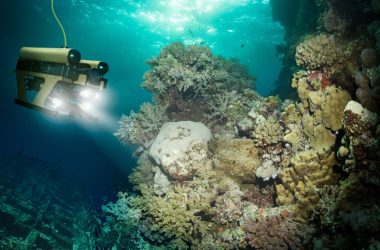 Universitário cria controle remoto por som para robôs submarinos