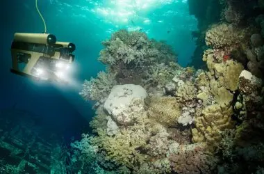 Universitário cria controle remoto por som para robôs submarinos