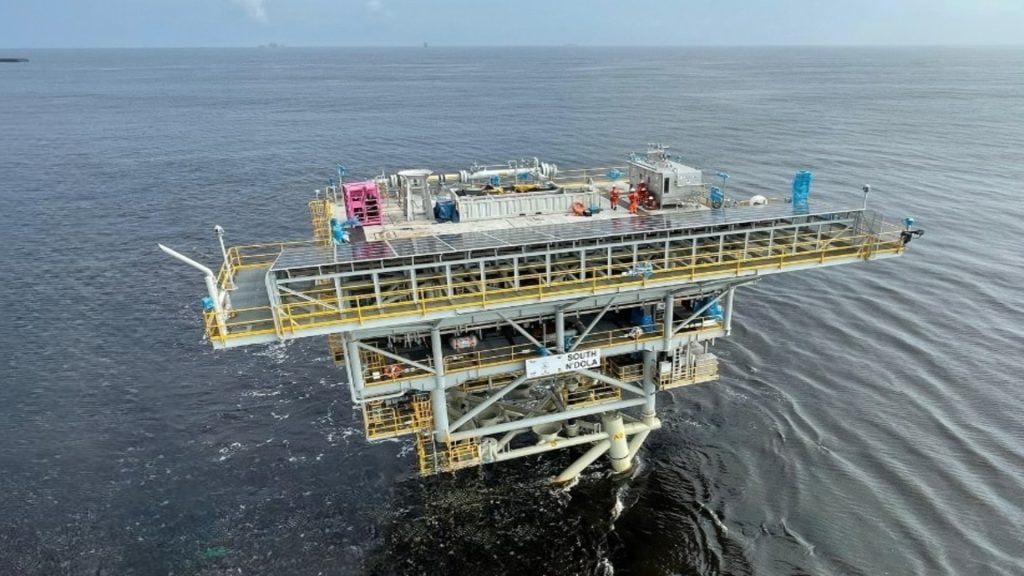Plataforma de petróleo no mar recebe reforço solar para reduzir 90% das emissões de CO2