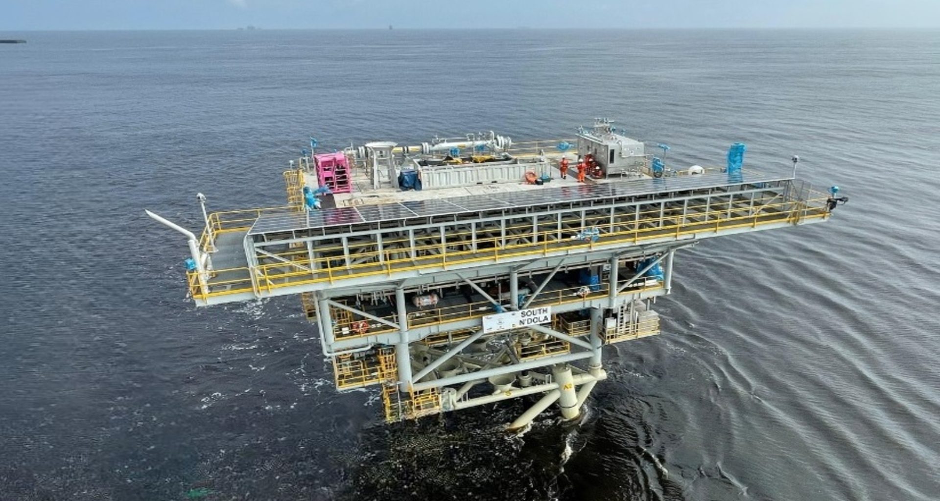 Plataforma de petróleo no mar recebe reforço solar para reduzir 90% das emissões de CO2