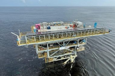 Plataforma de petróleo no mar recebe reforço solar para reduzir 90% das emissões de CO2