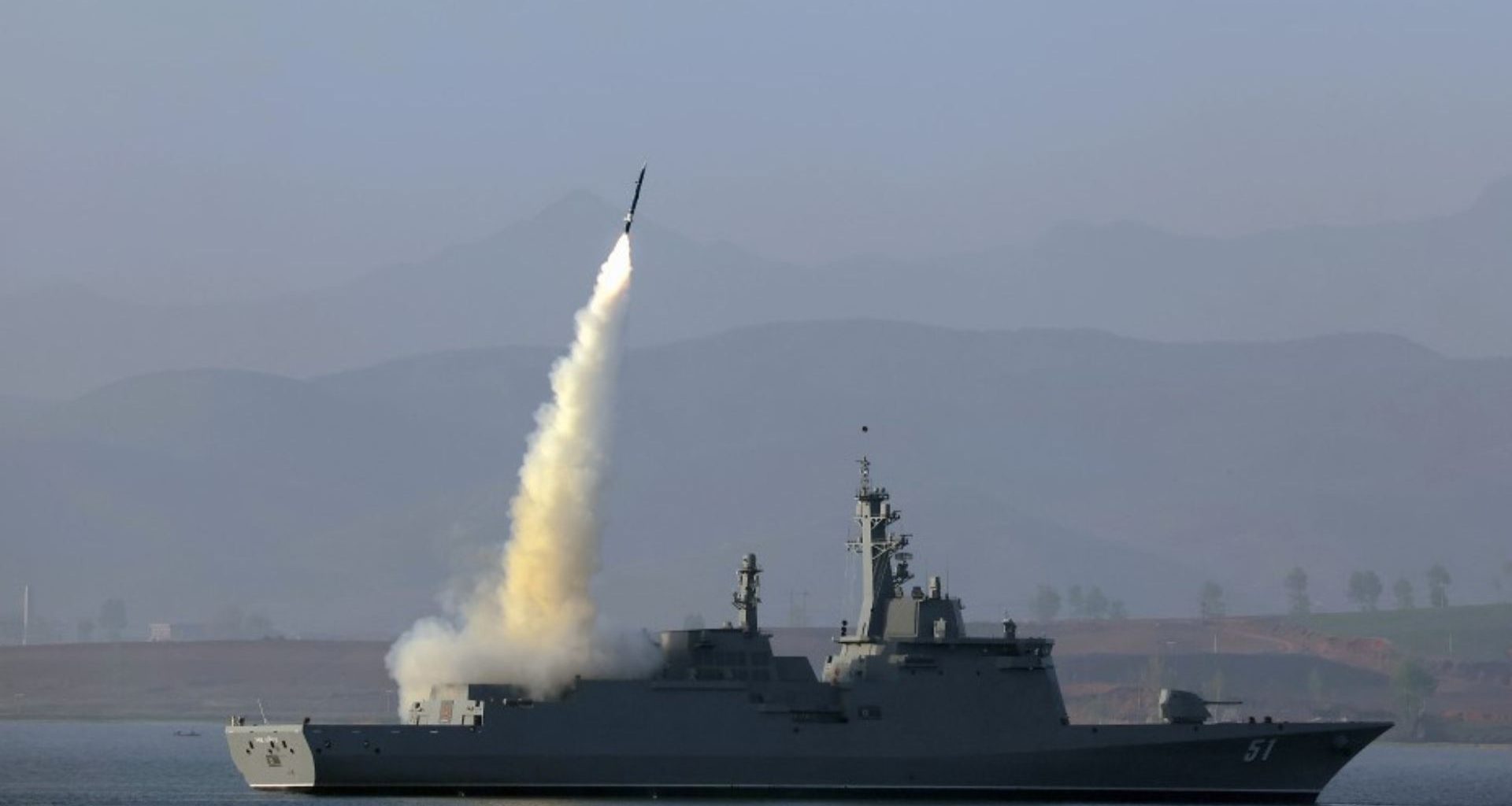 Navio de guerra norte-coreano sofre acidente durante lançamento ao mar