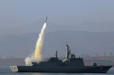 Navio de guerra norte-coreano sofre acidente durante lançamento ao mar
