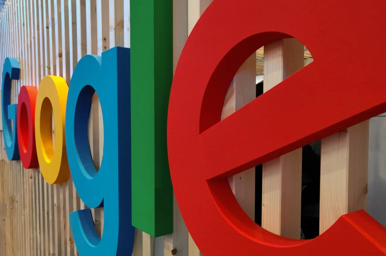 Google coloca anúncios em buscas com inteligência artificial para competir com ChatGPT
