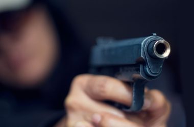 Golpes de defesa pessoal dos filmes podem te matar ou te levar para a cadeia