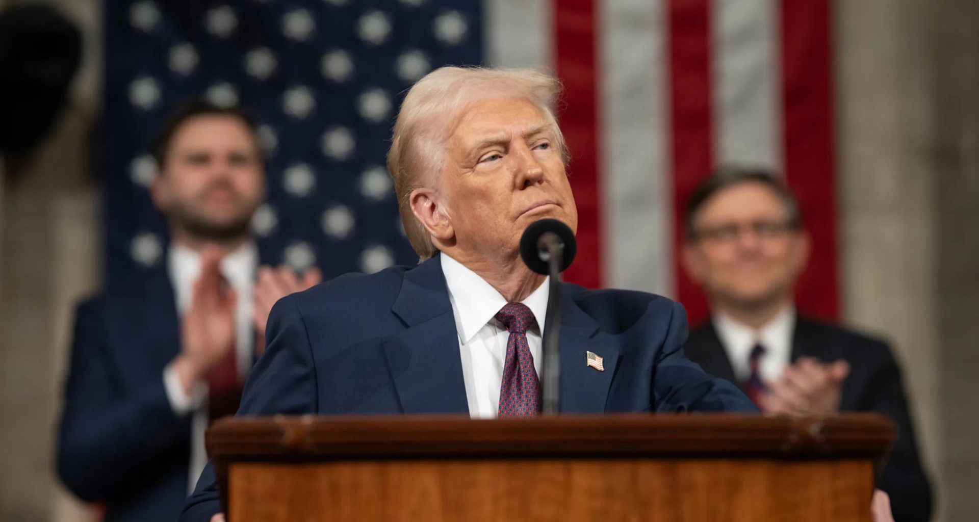 Trump exige que Apple fabrique iPhones nos EUA ou pagará taxa de 25% de imposto