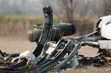 Tragédia: Avião cai em área residencial nos EUA, deixa mortos e incendeia casas e carros