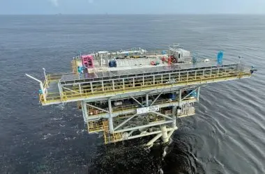 Plataforma marítima reduz 90% das emissões de CO2 usando energia solar