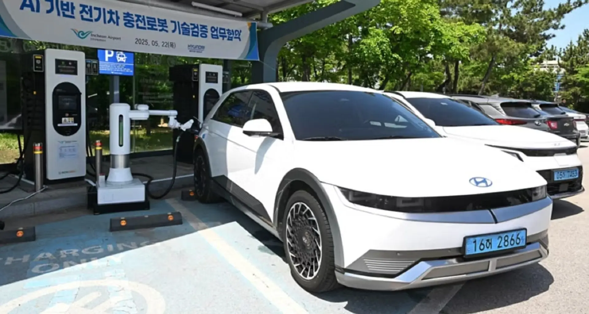 Hyundai coloca robôs com inteligência artificial para carregar carros elétricos no aeroporto de Incheon