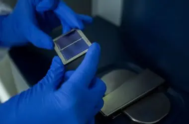 Brasileiros criam recorde mundial: energia solar 6 vezes mais barata com polímero atinge 19,96% de eficiência