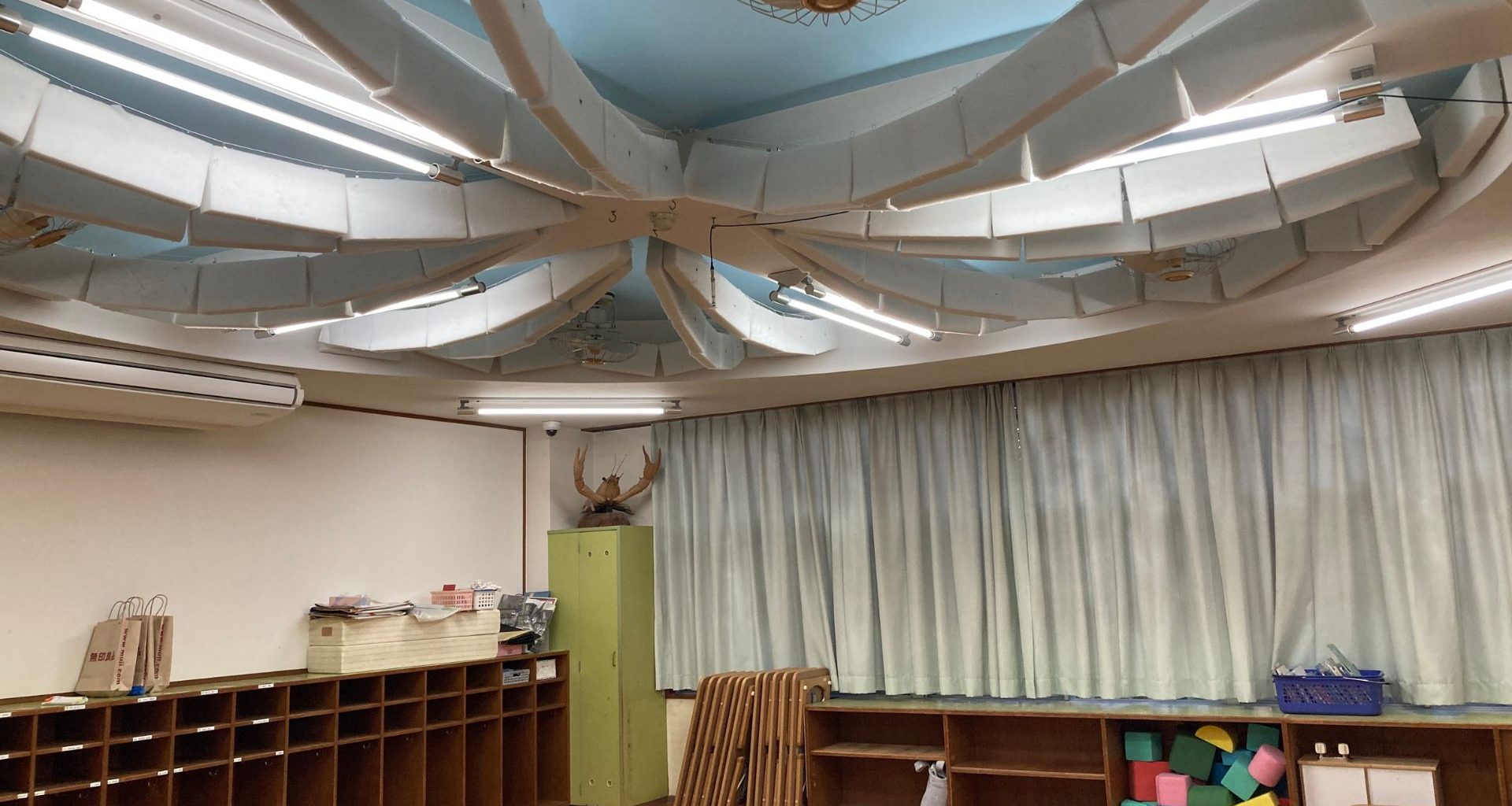 Tetos que absorvem ruídos ajudam crianças da pré-escola a reduzir estresse e melhorar aprendizado