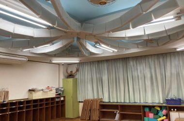 Tetos que absorvem ruídos ajudam crianças da pré-escola a reduzir estresse e melhorar aprendizado