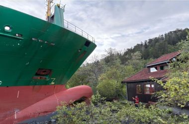 Navio de carga encalha na Noruega após oficial dormir no comando da embarcação