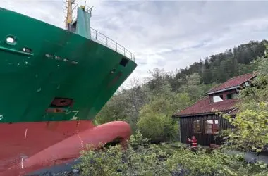 Navio de carga encalha na Noruega após oficial dormir no comando da embarcação