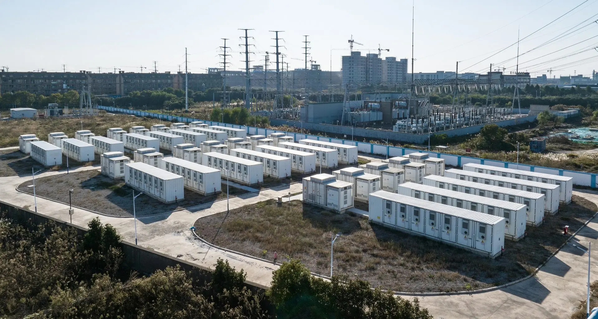 Primeira estação híbrida de lítio-sódio da China gera 98% de energia limpa e renovável