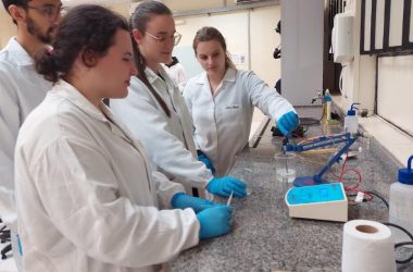 Estudantes de Engenharia Química criam produtos de limpeza e higiene pessoal durante aula experimental
